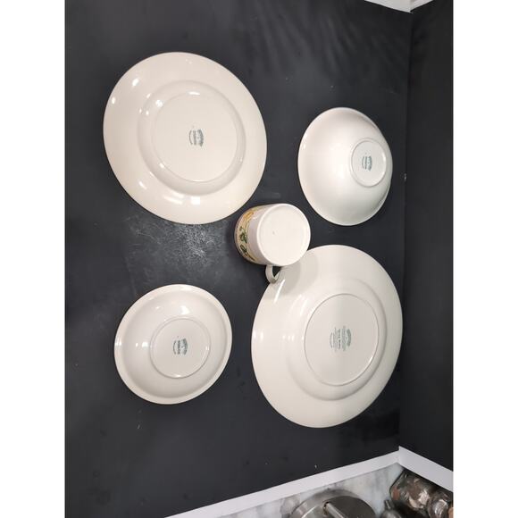 Johnson Brothers China‎ Spring Medley, 5 Piece Place Setting, Floral Dinnerware - Picture 4 of 11